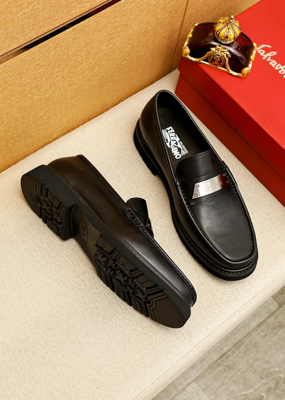 Men's shoes 💰520 💐 Product trademark: Ferragamo "Ferragamo" casual leather shoes Regular size: 38-44 (45.46🉑️customized) Product materials: Selected imported first-layer calfskin upper + original hardware buckle, imported water-dyed cow leather lining. Strong three-dimensional visual effect, original outsole color: 1⃣️color optional
